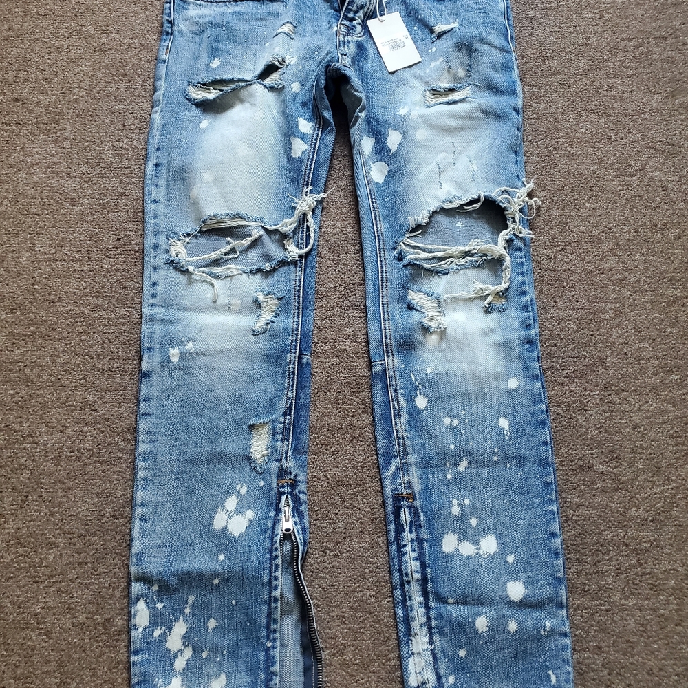 Men distress blue jeans.